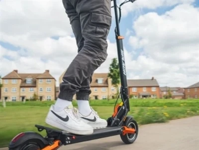 ¿Cómo se arregla la batería de un scooter que no se carga?