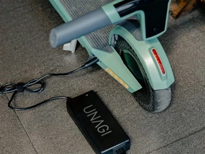 Cómo conectar una batería de 24 V para un scooter eléctrico